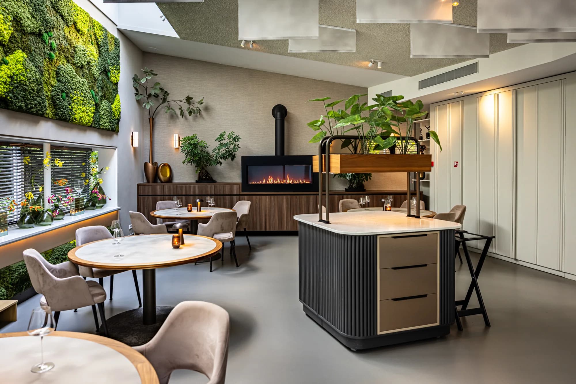 De lichte zaal van de Oranjerie, gedekt met ronde tafels