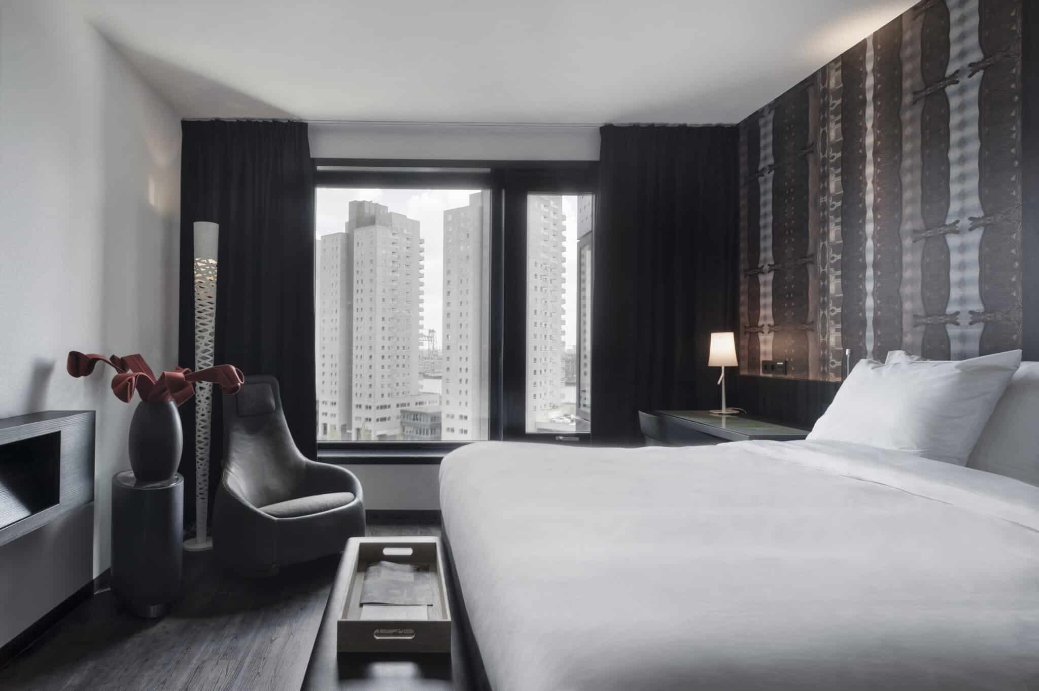 Hotelkamer met tweepersoonsbed en uitzicht op de stad