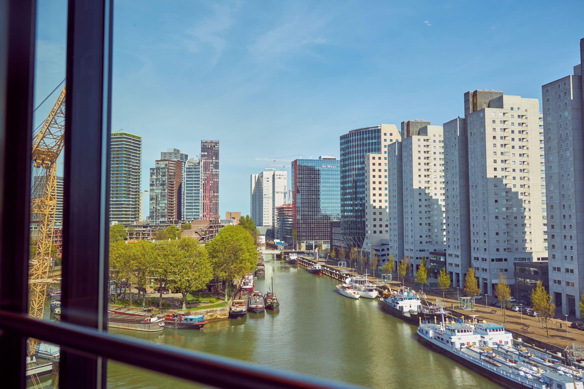 Uitzicht over de Maas en de skyline van Rotterdam