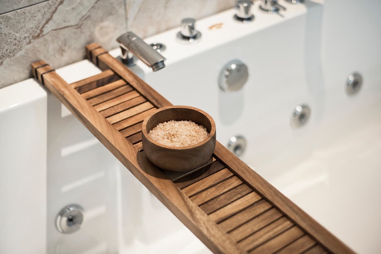 Whirlpool met houten badplank en badzout