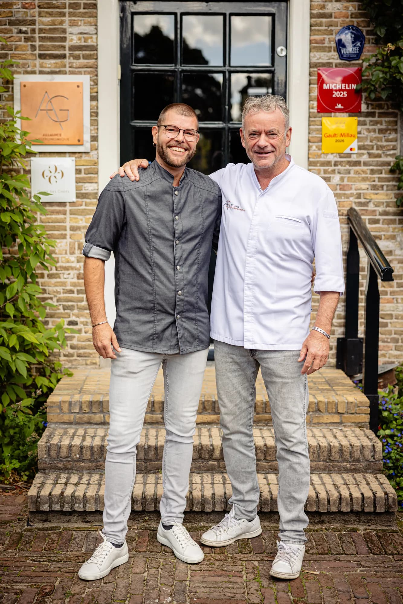Chef Marcel van Zomeren en een gastheer op de stoep van het restaurant