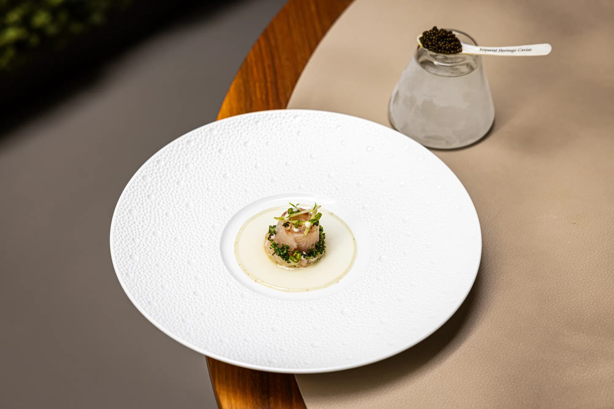 Gerecht met kaviaar op een wit bord