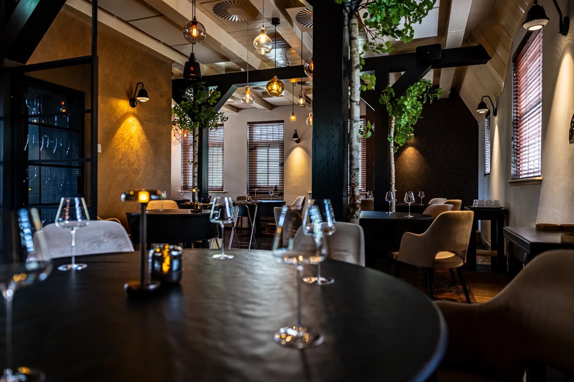 Interieur van het restaurant met historische details