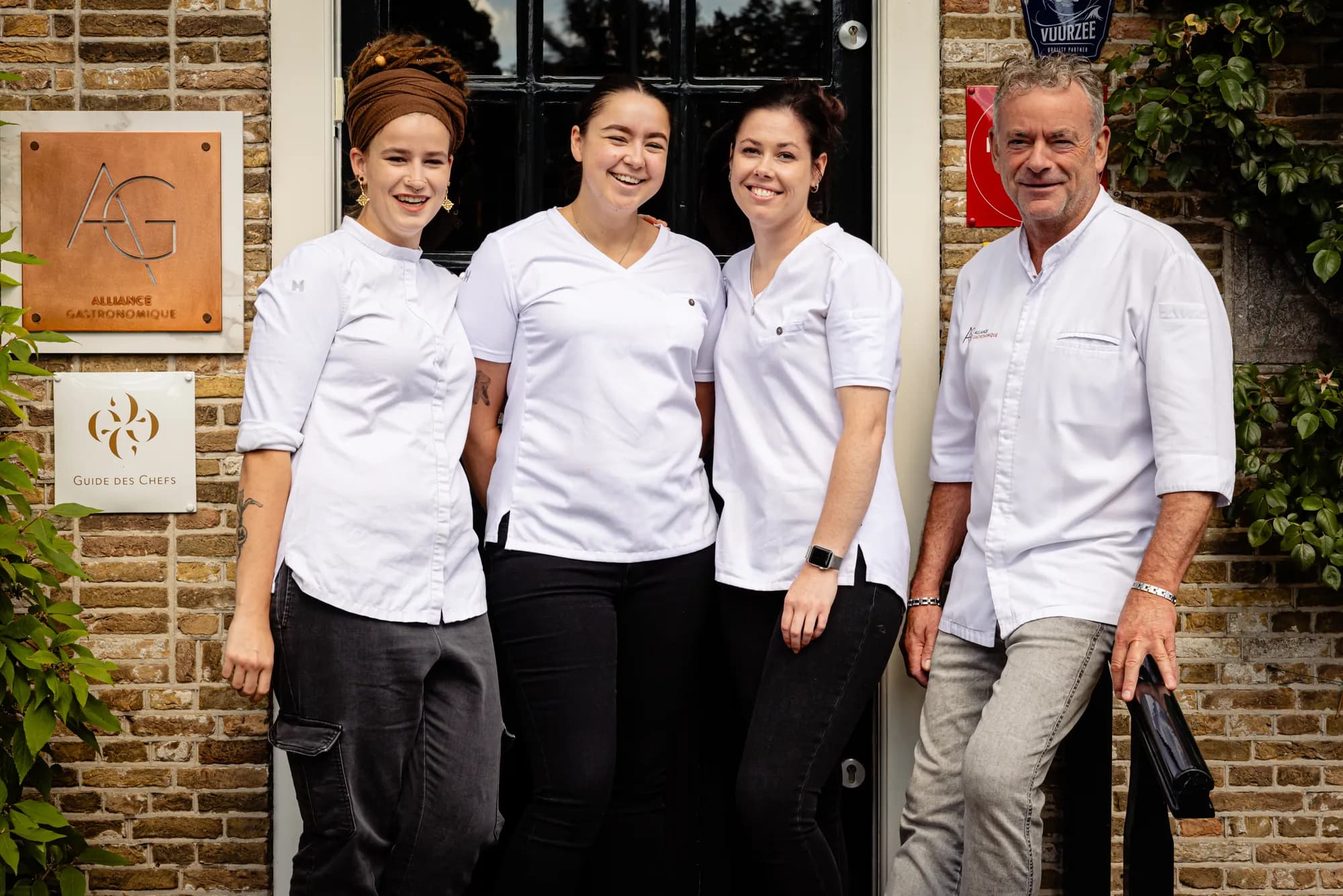 Chef Marcel van Zomeren met zijn keukenteam bij de ingang van het restaurant